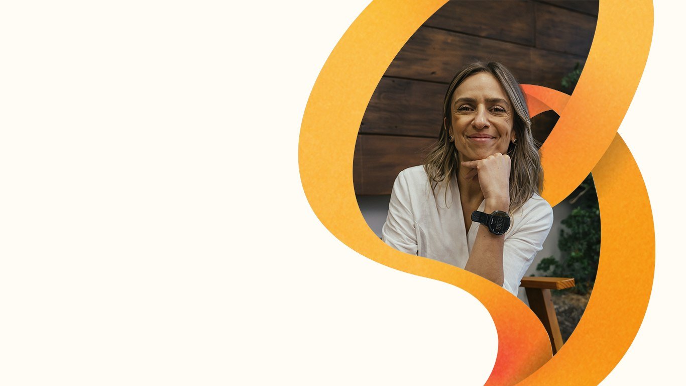 Silvia Machado, nutricionista comportamental, sorrindo em consultório